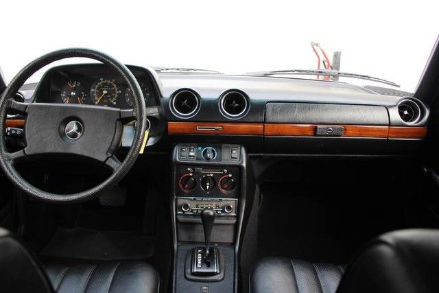 1980 Mercedes-Benz 200-Series - photo 13