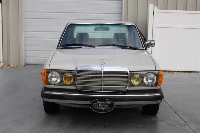 1980 Mercedes-Benz 200-Series - photo 2