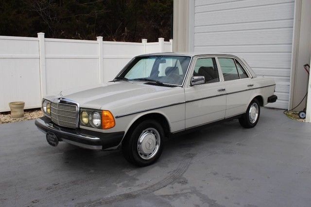 1980 Mercedes-Benz 200-Series - photo 3