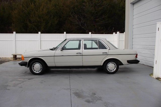 1980 Mercedes-Benz 200-Series - photo 4