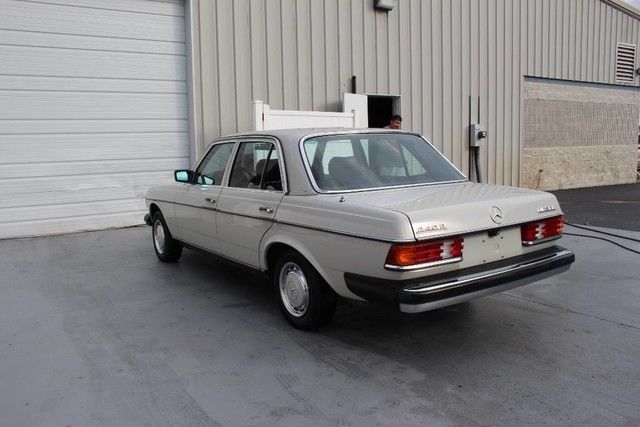 1980 Mercedes-Benz 200-Series - photo 5