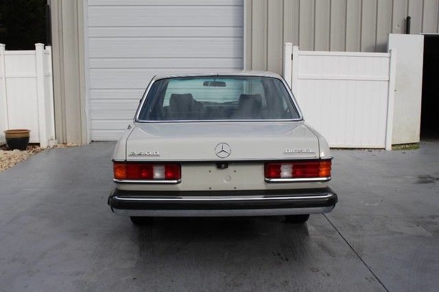 1980 Mercedes-Benz 200-Series - photo 6