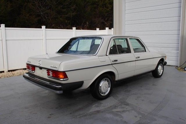 1980 Mercedes-Benz 200-Series - photo 7
