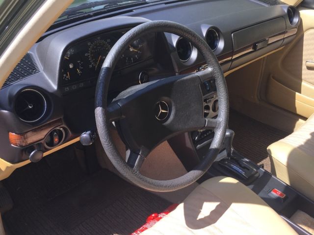 1980 Mercedes-Benz 200-Series - photo 11