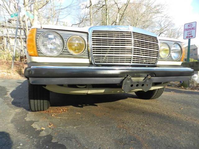 1980 Mercedes-Benz 300CD -- - photo 3