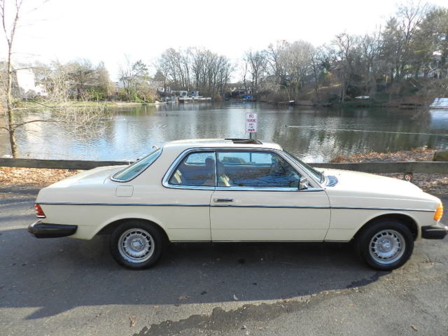 1980 MERCEDES BENZ 300CD COUPE LOW MILES PERFECT DIESEL NON TURBO LAST YEAR MINT 1980 Mercedes-Benz 300-Series 300CD 300 CD