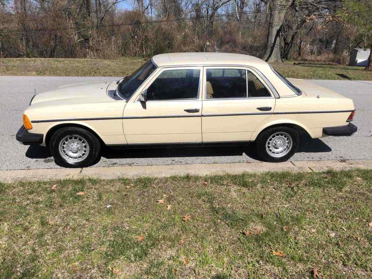 1980 Mercedes-Benz 300D Sedan Brown RWD Automatic 1980 Mercedes-Benz 300D