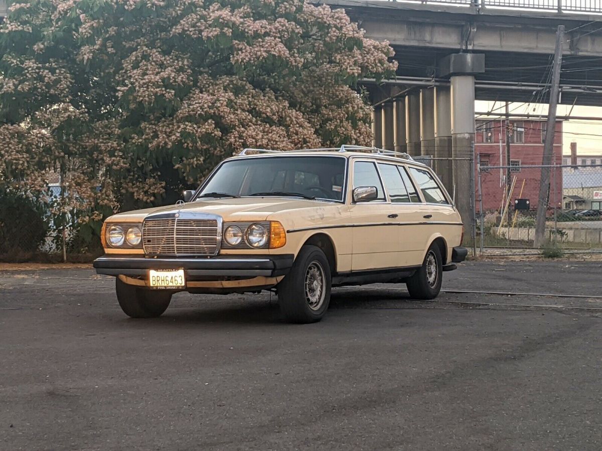 1980 Mercedes-Benz 300TD Wagon Brown RWD Automatic 1980 Mercedes-Benz 300TD