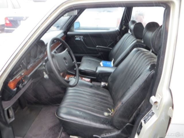 1980 Mercedes-Benz 400-Series - photo 11