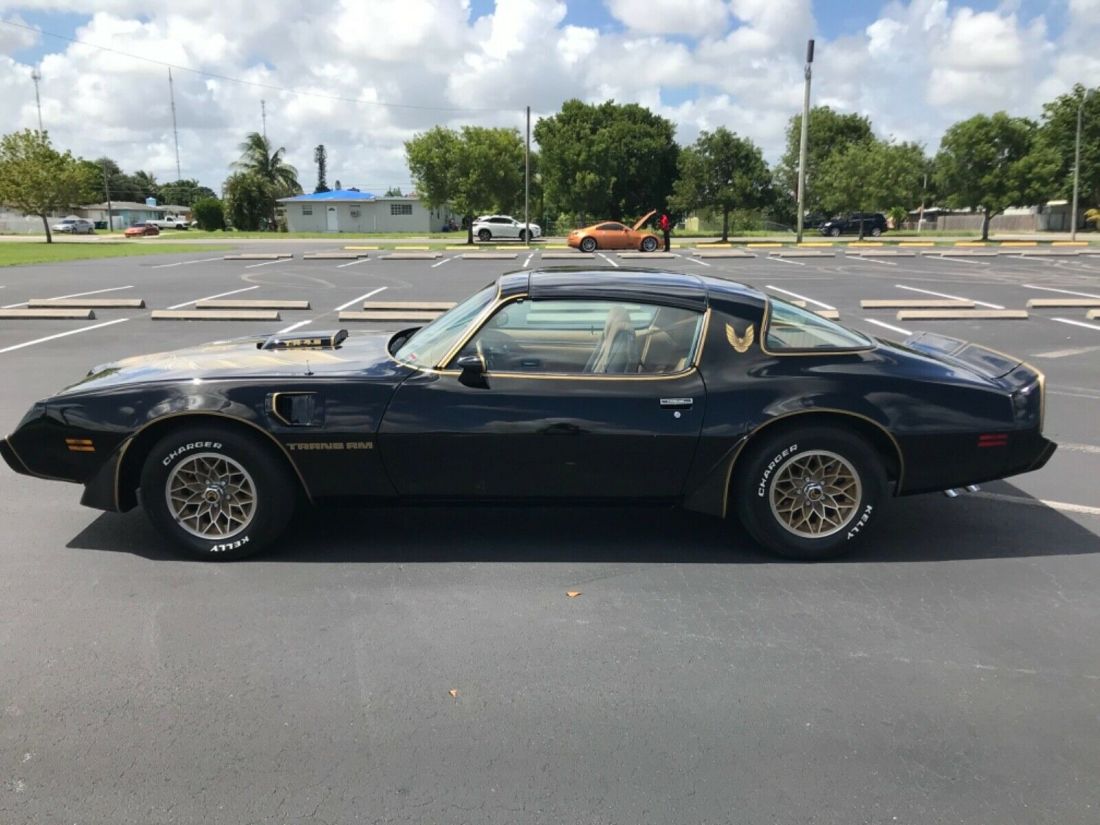 1980 Pontiac Trans-Am. Low miles collector survivor Smokey and bandit graphics 1980 Pontiac Trans Am T tops immaculate