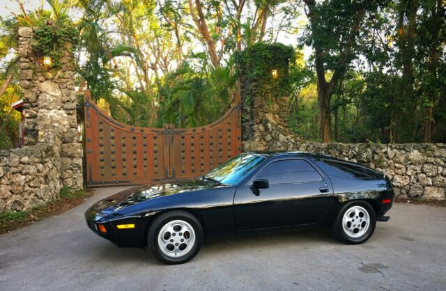 1980 Porsche 928. 5 speed. Black 1980 Porsche 928