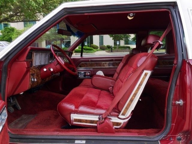 1981 Lincoln Town Car 2-Door Sedan - photo 2