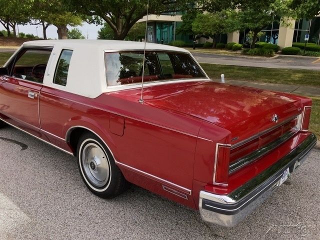 1981 Lincoln Town Car 2-Door Sedan - photo 4