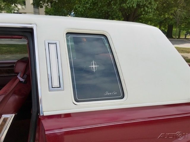 1981 Lincoln Town Car 2-Door Sedan - photo 7