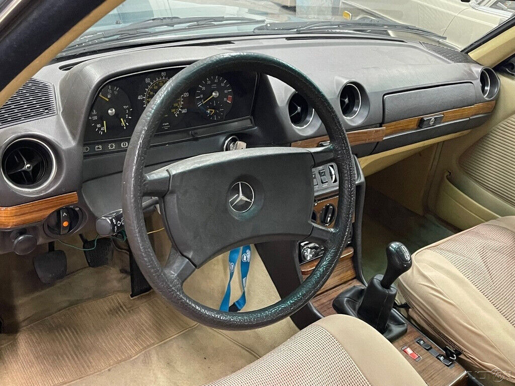 1981 Mercedes-Benz 200-Series 280 CE Sunroof coupe - photo 11