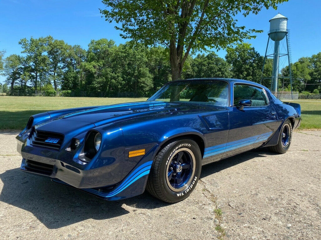 1981 Chevrolet Camaro Z28 350 CID 4 Speed - photo 2
