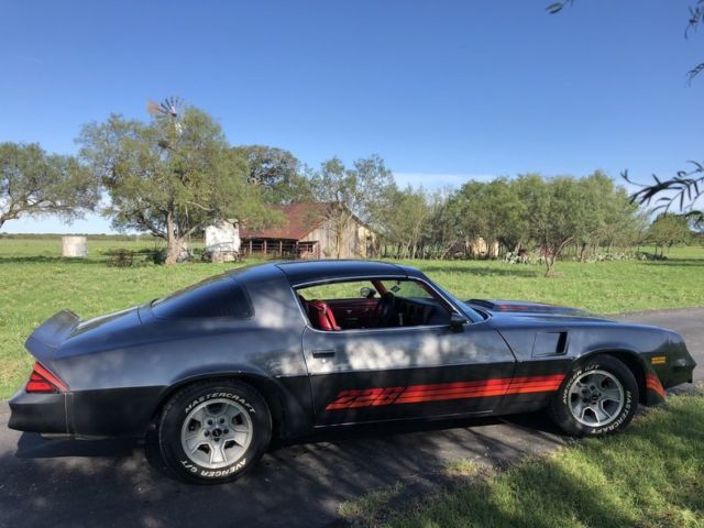 1981 Chevrolet Camaro Super clean T-top great color combination - photo 4