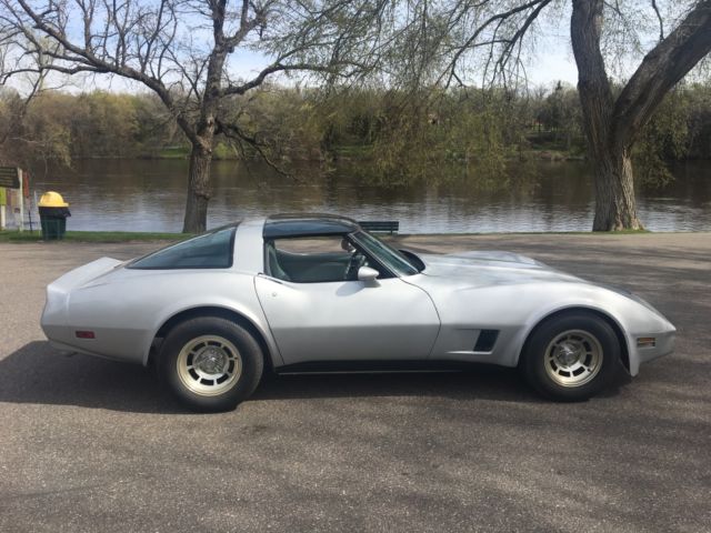 1981 CHEVROLET CORVETTE 4 SPEED 1981 Chevrolet Corvette