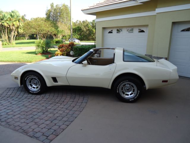 1981 Chevrolet Corvette TAN - photo 3