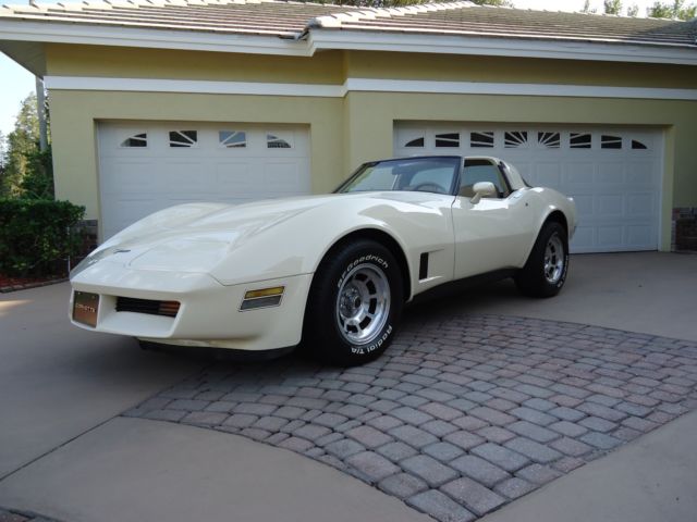 1981 Chevrolet Corvette TAN - photo 4