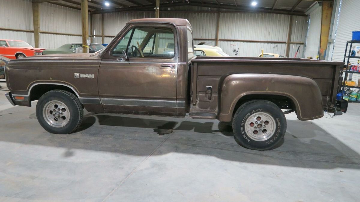 1981 Dodge D Series Pickup SHORTBED STEPSIDE! RUST FREE! 5.2 318 v8!!!!!! - photo 4