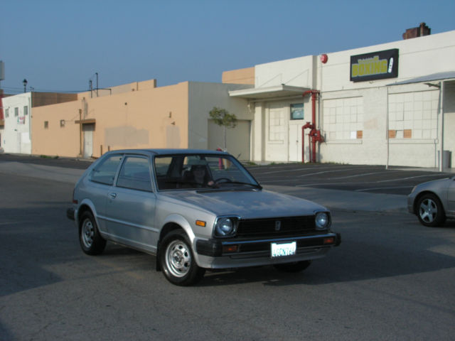 1981 Honda Hatchbacks for parts or restoration not running 1 Silver 1 Blue 1981 Honda Civic DX/GL