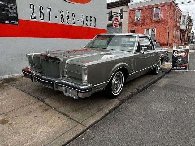 1981 Lincoln Mark VI - photo 2