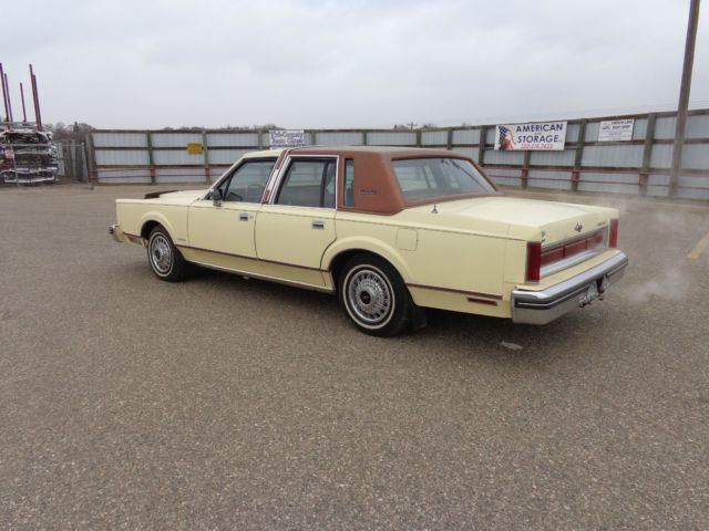 1981 Lincoln Town Car Base Sedan 4-Door - photo 3