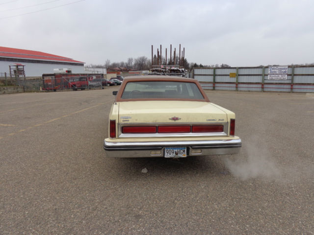1981 Lincoln Town Car Base Sedan 4-Door - photo 4