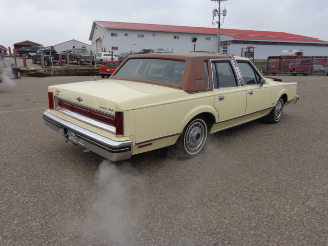 1981 Lincoln Town Car Base Sedan 4-Door - photo 5
