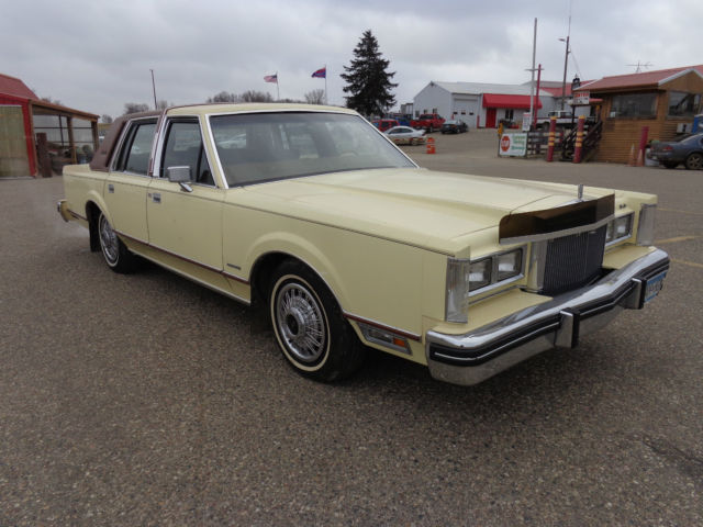 1981 Lincoln Town Car Base Sedan 4-Door - photo 6