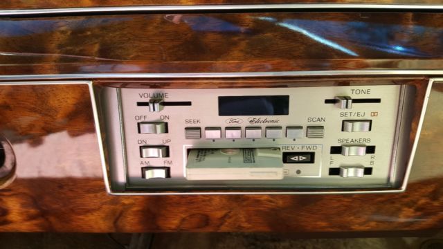 1981 Lincoln Town Car - photo 2
