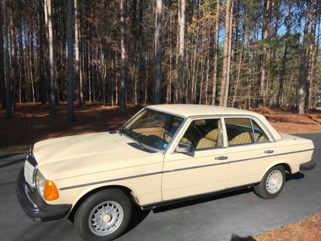 1981 Mercedes-Benz 200-Series - photo 3