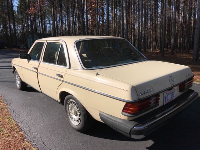 1981 Mercedes-Benz 200-Series - photo 5
