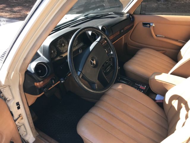 1981 Mercedes-Benz 200-Series - photo 9