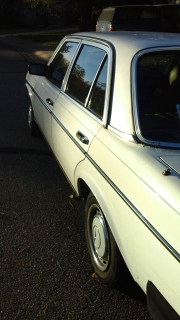 1981 Mercedes-Benz 200-Series Base - photo 10