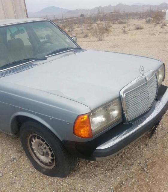 1981 Mercedes-Benz 200-Series - photo 2
