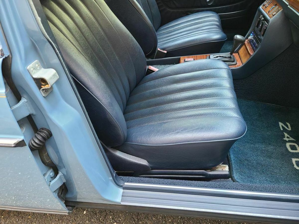 1981 Mercedes-Benz 200-Series - photo 12