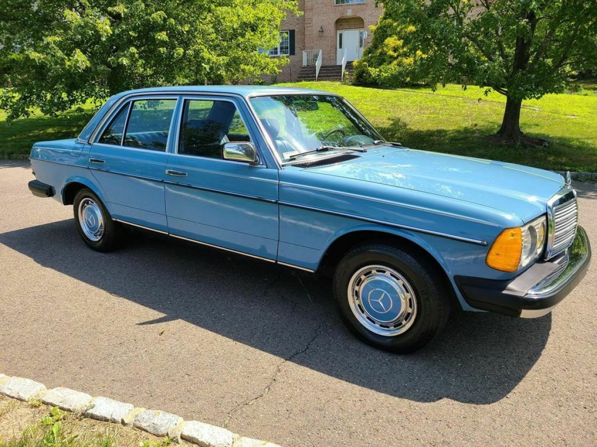 1981 Mercedes-Benz 200-Series - photo 2