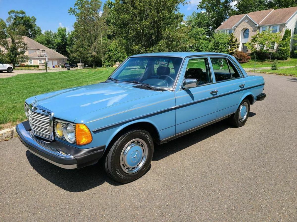 1981 Mercedes-Benz 200-Series - photo 3