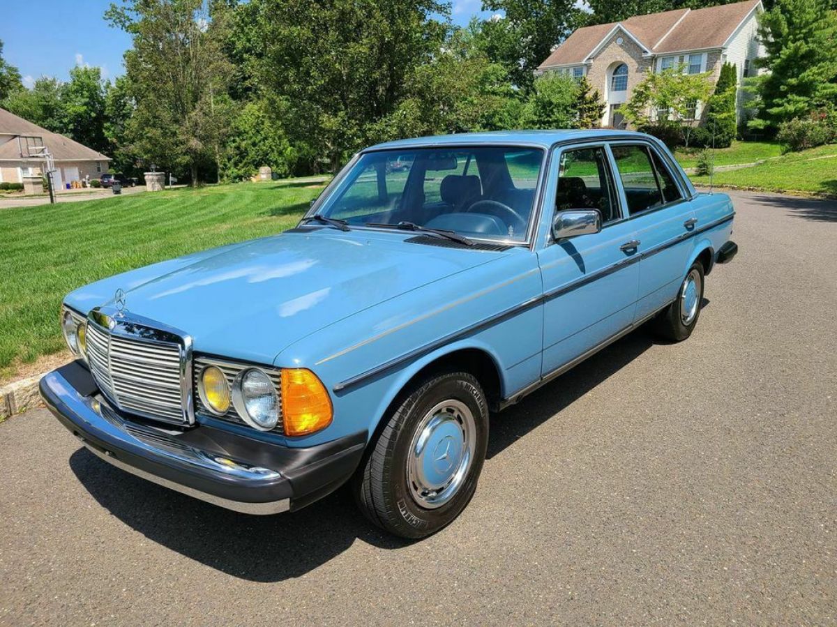 1981 Mercedes-Benz 200-Series - photo 4