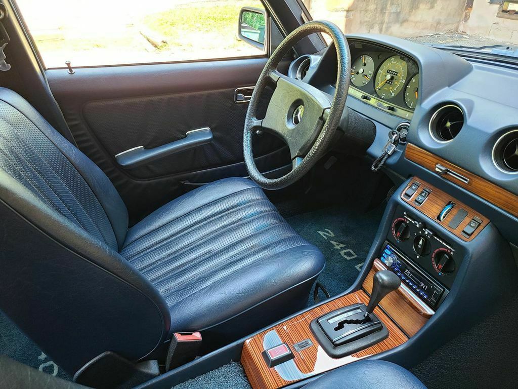1981 Mercedes-Benz 200-Series - photo 8