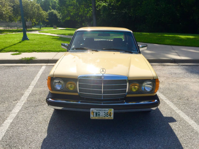 1981 Mercedes-Benz 200-Series - photo 3