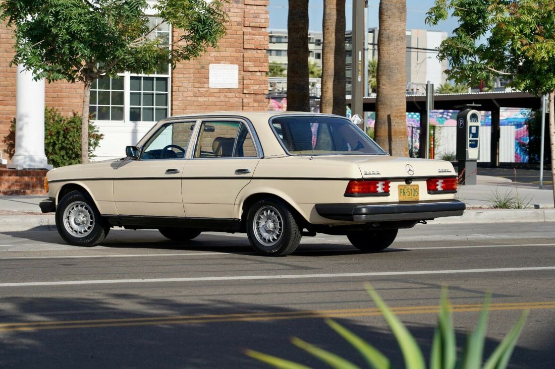 1981 Mercedes-Benz 200-Series W123 - photo 11