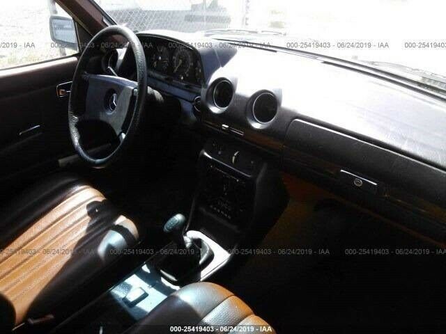 1981 Mercedes-Benz 200-Series 240 D 4dr Diesel Sedan - photo 2