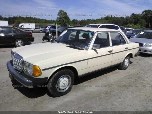 1981 Mercedes-Benz 200-Series 240 D 4dr Diesel Sedan - photo 3