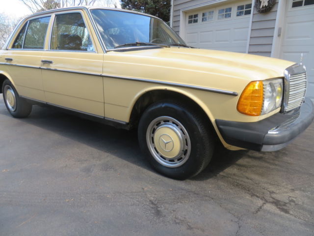 1981 Mercedes-Benz 200-Series Base Sedan 4-Door - photo 11