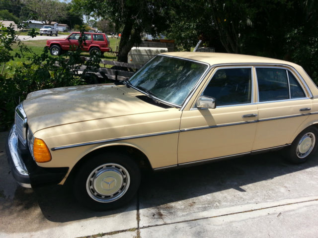 1981 Mercedes-Benz 200-Series - photo 8