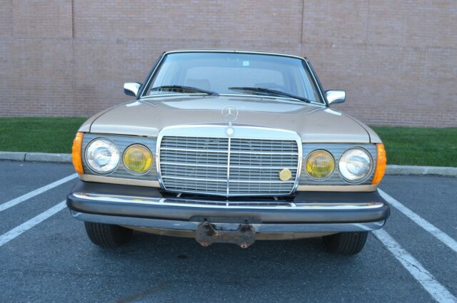 1981 Mercedes-Benz 300-Series 300D 4 Door Sedan - photo 2