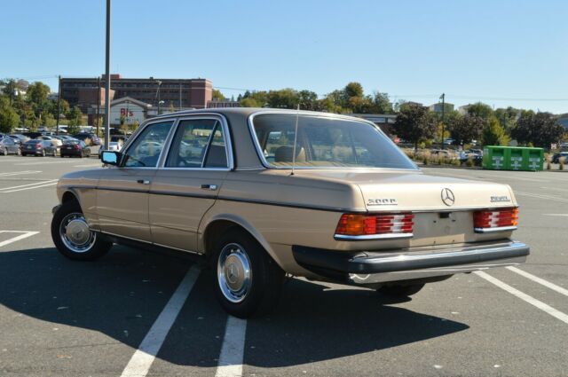 1981 Mercedes-Benz 300-Series 300D 4 Door Sedan - photo 3